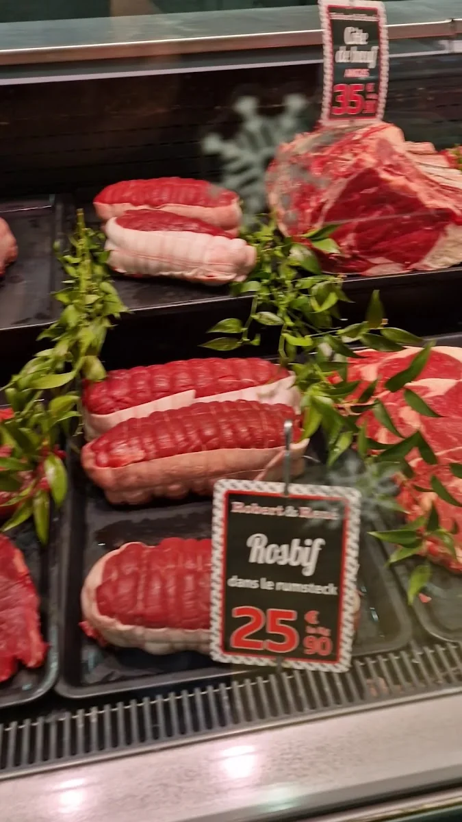 L'étal de Robert et René, rosbif dans le rumsteck et côte de bœuf sur leurs ardoises de prix