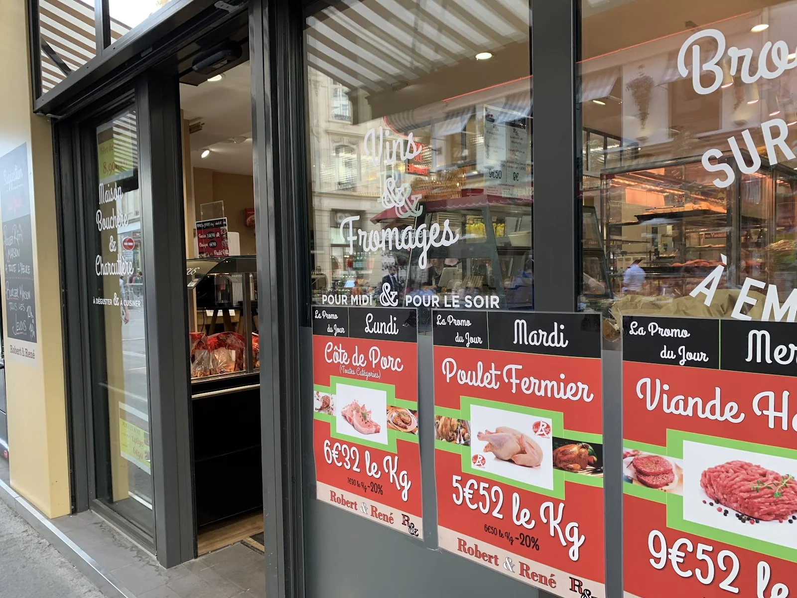 La vitrine de Robert et René, Vins et Fromages peint sur la vitre et les panneaux de la promo du jour